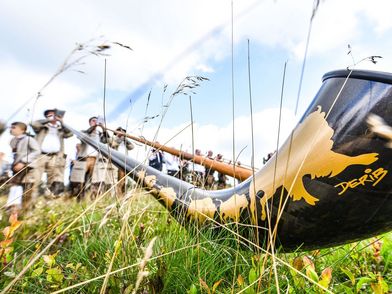 Alphornbläsergruppe mit Alphorn in der Detailansicht