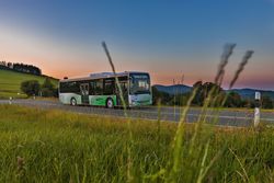 Bus im Abendlicht in Nordhessen