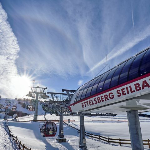 Talstation Ettelsberg-Seilbahn im Skigebiet, blauer Himmel, Sonnenschein