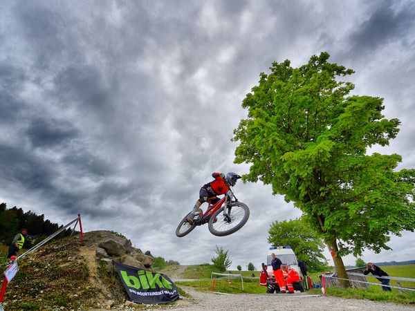 Bike-Festival Willingen, Biker beim Sprung auf der Downhillstrecke