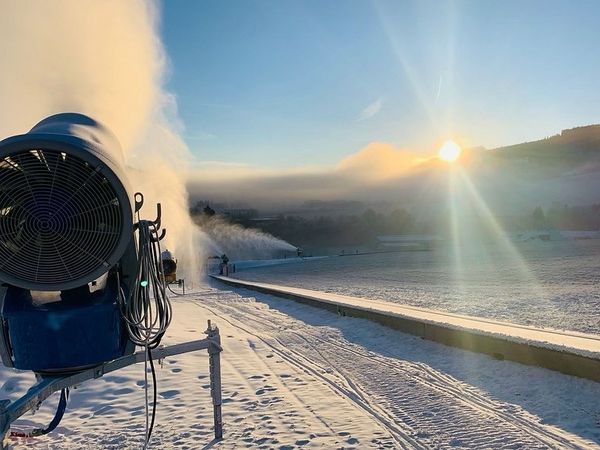 Schneekanone im Skigebiet Ritzhagen bei Sonnenaufgang 