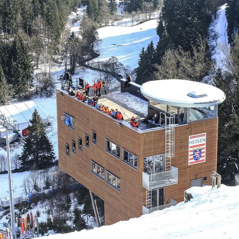 Kampfrichterturm der Mühlenkopfschanze im Winter