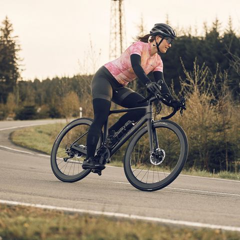 Rennradfahrerin auf Landstraße im Sauerland