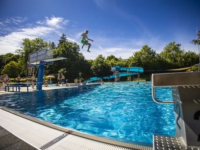 Sprung vom 3-Meter-Turm im Freibad Usseln
