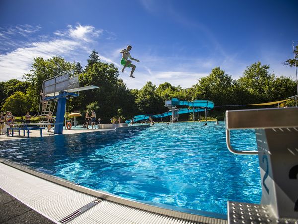 Sprung vom 3-Meter-Turm im Freibad Usseln