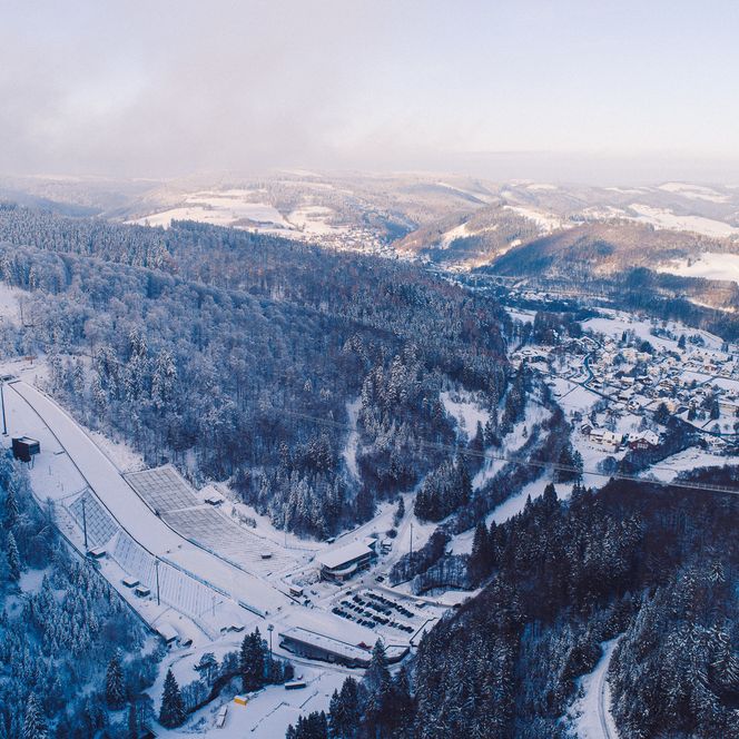 Skywalk und Mühlenkopfschanze im Winter mit Blick auf Bergpanorama Willingen 