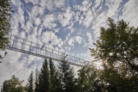 Skywalk Willingen von unten, darüber Wölkchen und Sonnenstrahl 