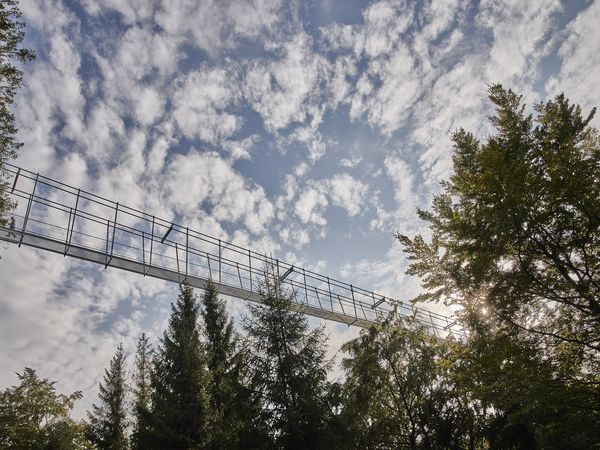 Skywalk Willingen von unten, darüber Wölkchen und Sonnenstrahl 