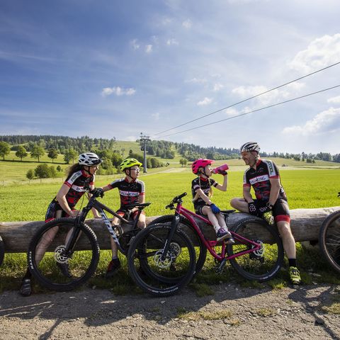 Familie mit Bikes bei der Rast an der Talstation der Ettelsberg-Seilbahn
