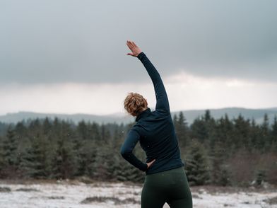 Morgengymnastik in der Natur, der Boden mit Raureif bedeckt Morgengymnastik in der Natur, der Boden mit Raureif bedeckt