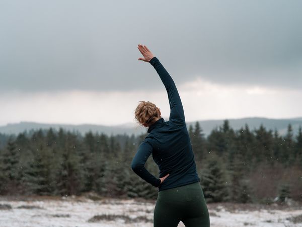 Morgengymnastik in der Natur, der Boden mit Raureif bedeckt Morgengymnastik in der Natur, der Boden mit Raureif bedeckt