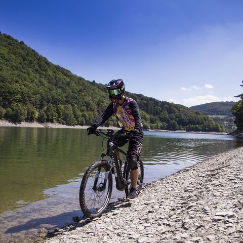 Mountainbiker am Ufer am Diemelsee