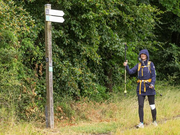 Wanderer am Wegweiser bei Extrem-extrem