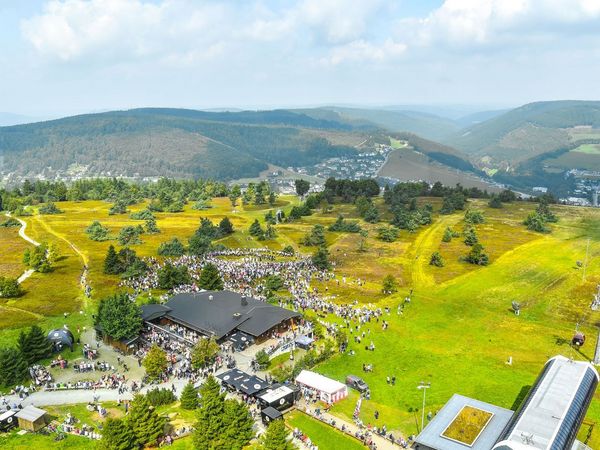 Blick auf die Alphornmesse vom Hochheideturm 