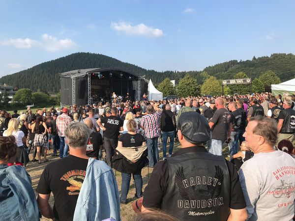 Publikum vor der Mainstage bei den Bike Days Willingen