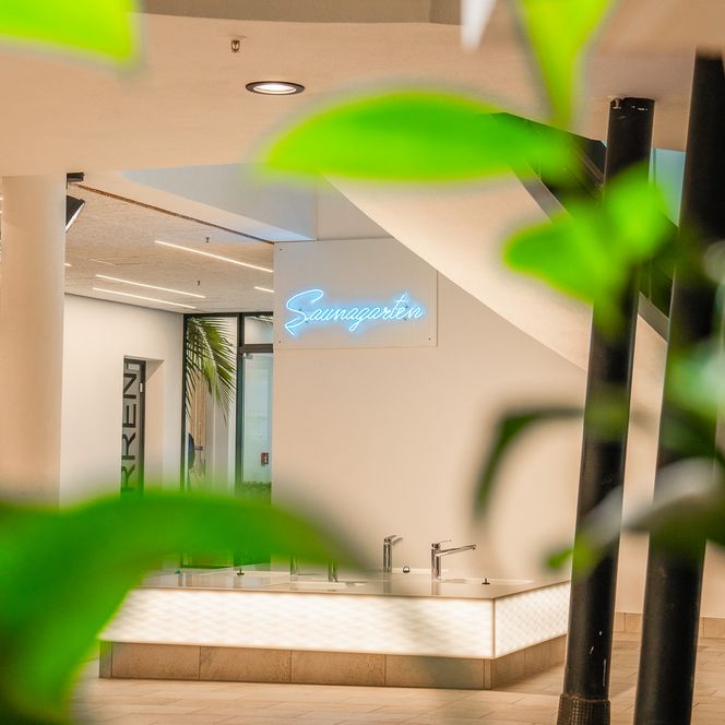 Blick Richtung Saunagarten im Lagunen-Erlebnisbad