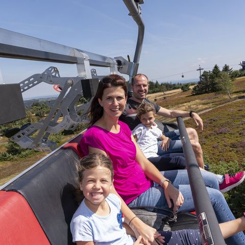 Familie in der K1-Sesselbahn im Sommer