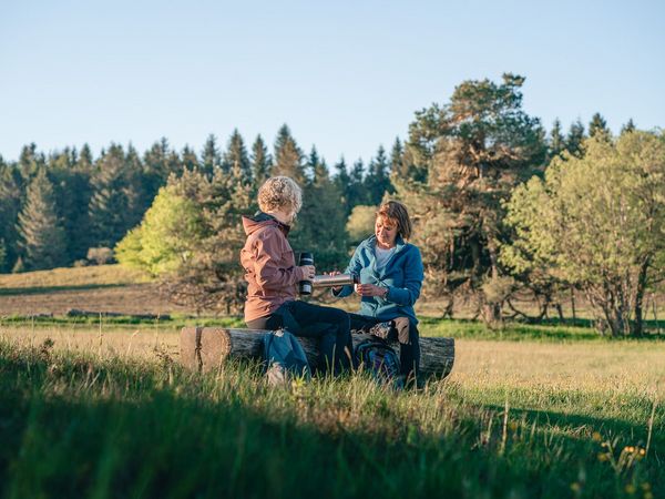 2 Frauen machen Rast während der Wanderung