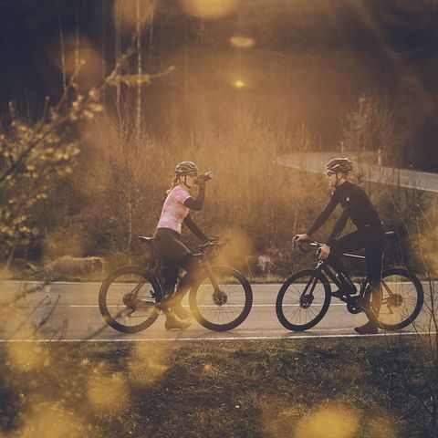 2 Rennradfahrer abends im letzten Sonnenlicht im Sauerland
