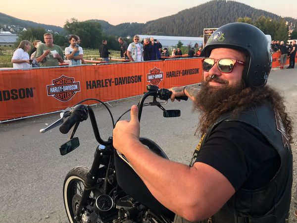 Harley-Fahrer zeigt Daumen hoch bei den Bike Days Willingen
