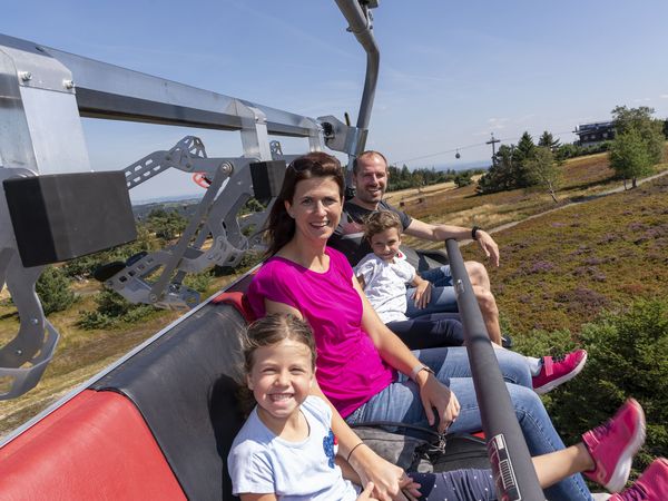 Familie in der K1-Sesselbahn in Willingen 