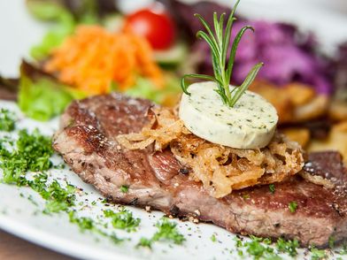 Steak mit Kräuterbutter und Beilagen 