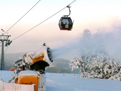 Schneekanone auf dem Ettelsberg an der Seilbahn