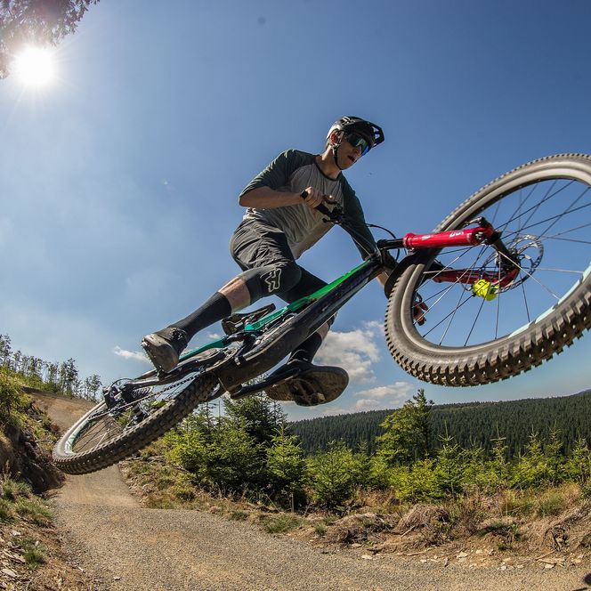 Biker beim Sprung auf dem Flowtrail im MTB Zone Bikepark Willingen