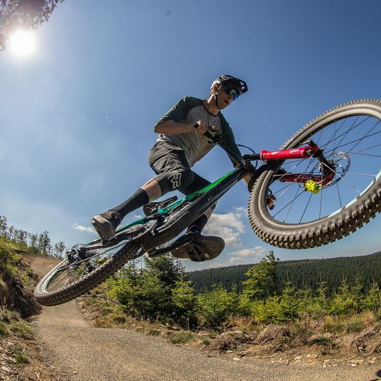 Biker beim Sprung auf dem Flowtrail im MTB Zone Bikepark Willingen