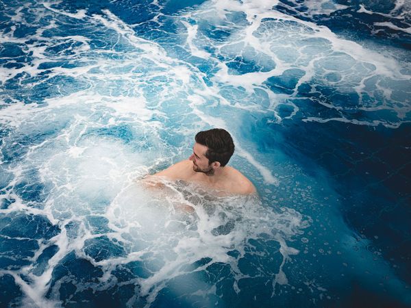 Mann im Whirlpool 