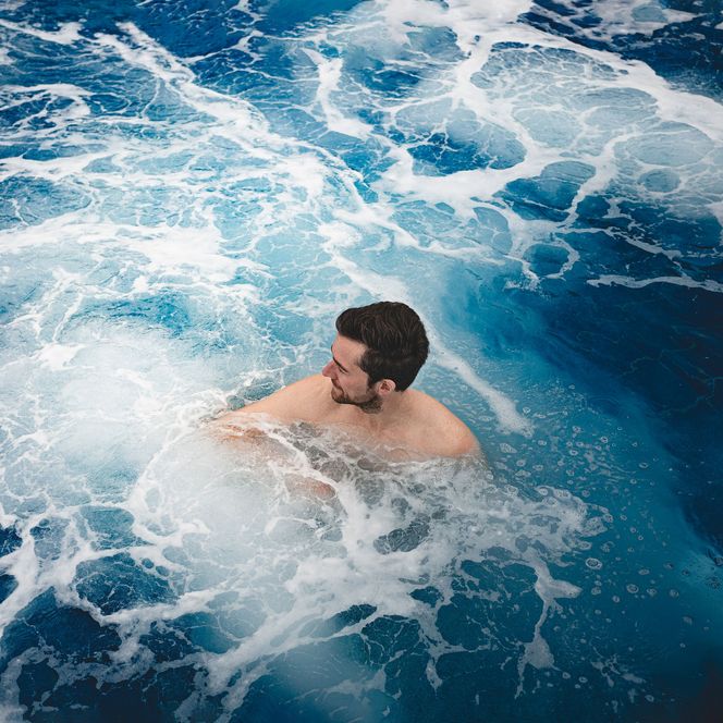 Mann im Whirlpool 