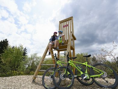 Paar mit Mountainbikes auf dem hohen Stuhl auf dem Ettelsberg in Willingen