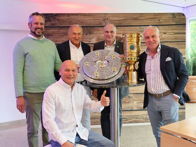 André Altgen (Geschäftsführer Sauerland Stern Hotel), Lukacs Gabor (Eventmanager Sauerland Stern Hotel), Bernd Vosseler (Koordinator Fußballschule), Nils Klug (Hoteldirektor Sauerland Stern Hotel) und Michale Rummenigge bei der Vorstellung des Programms mit Schale und Pokal