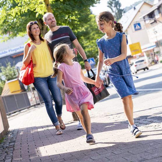 Familie beim Shopping an der Willinger Hauptstraße