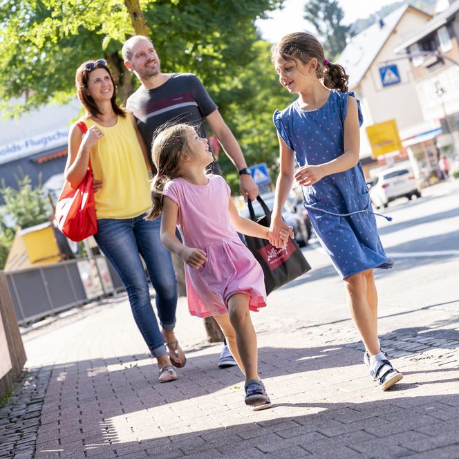 Familie beim Shopping an der Willinger Hauptstraße