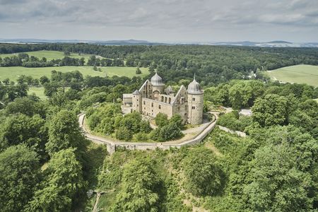 Luftaufnahme der Sababurg inmitten grüner Landschaft