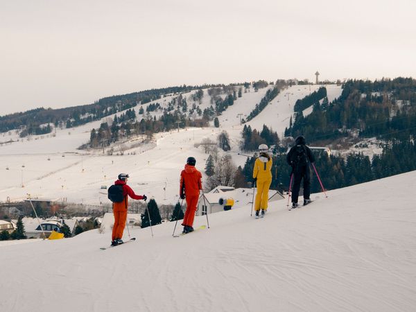 Skifahrer am Sonnenlift in Willingen mit Blick auf den Ettelsberg