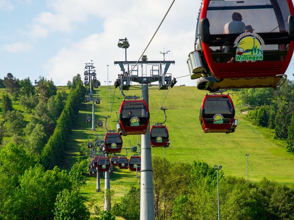 Gondeln der Ettelsberg-Seilbahn im Sommer Richtung Hang