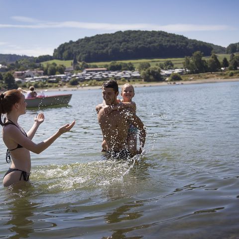 Gruppe junger Leute im Wasser am Diemelsee