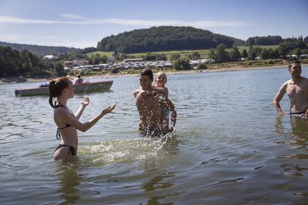 Gruppe junger Leute im Wasser am Diemelsee