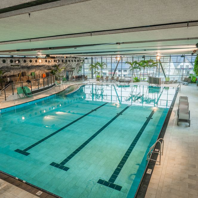 Großes Innenbecken im Lagunen-Erlebnisbad