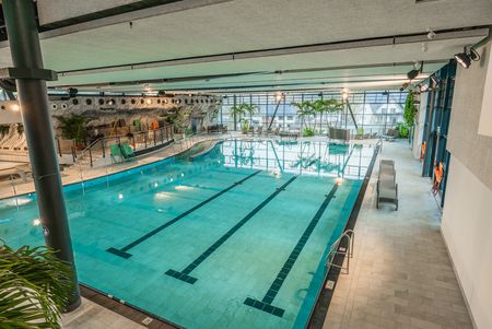 Großes Innenbecken im Lagunen-Erlebnisbad