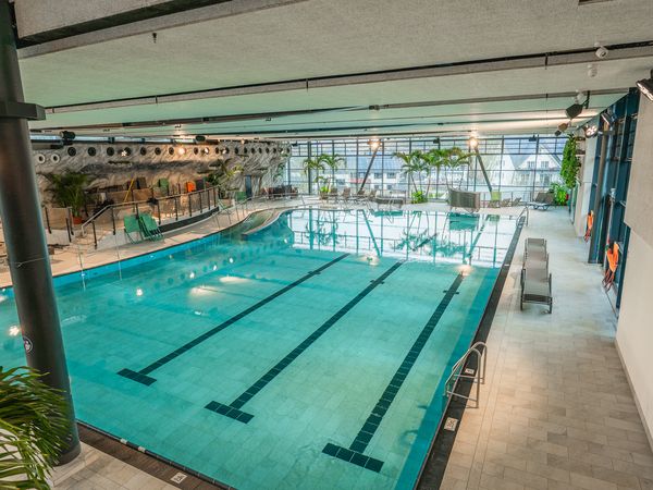 Großes Innenbecken im Lagunen-Erlebnisbad