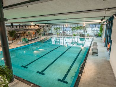 Großes Innenbecken im Lagunen-Erlebnisbad