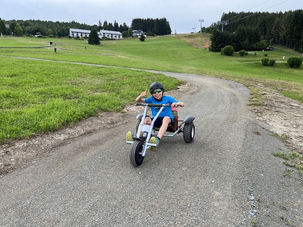 Junge auf der Mountaincartstrecke am Ritzhagen in Willingen