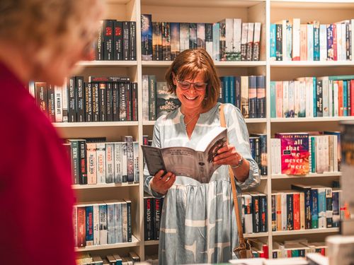 Frauen in einer Buchhandlung Willingen