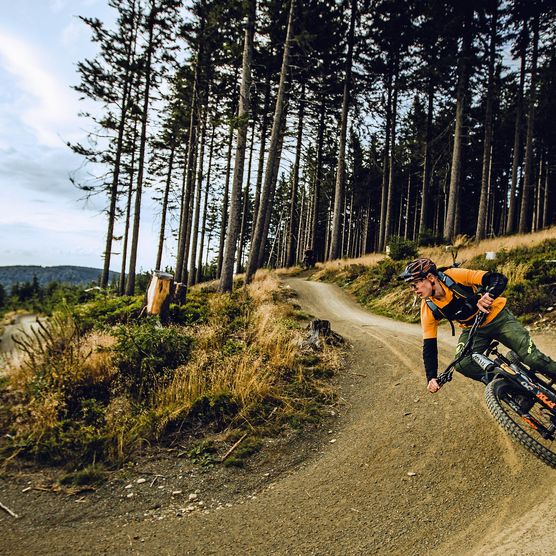 Biker vor einer Kurve auf dem Flow-Country-Trail im MTB Zone Bikepark Willingen